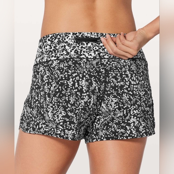 Lululemon Run Times Short II 4" Chirasu Black Chirakasu White Shorts Size 6 - Picture 1 of 9
